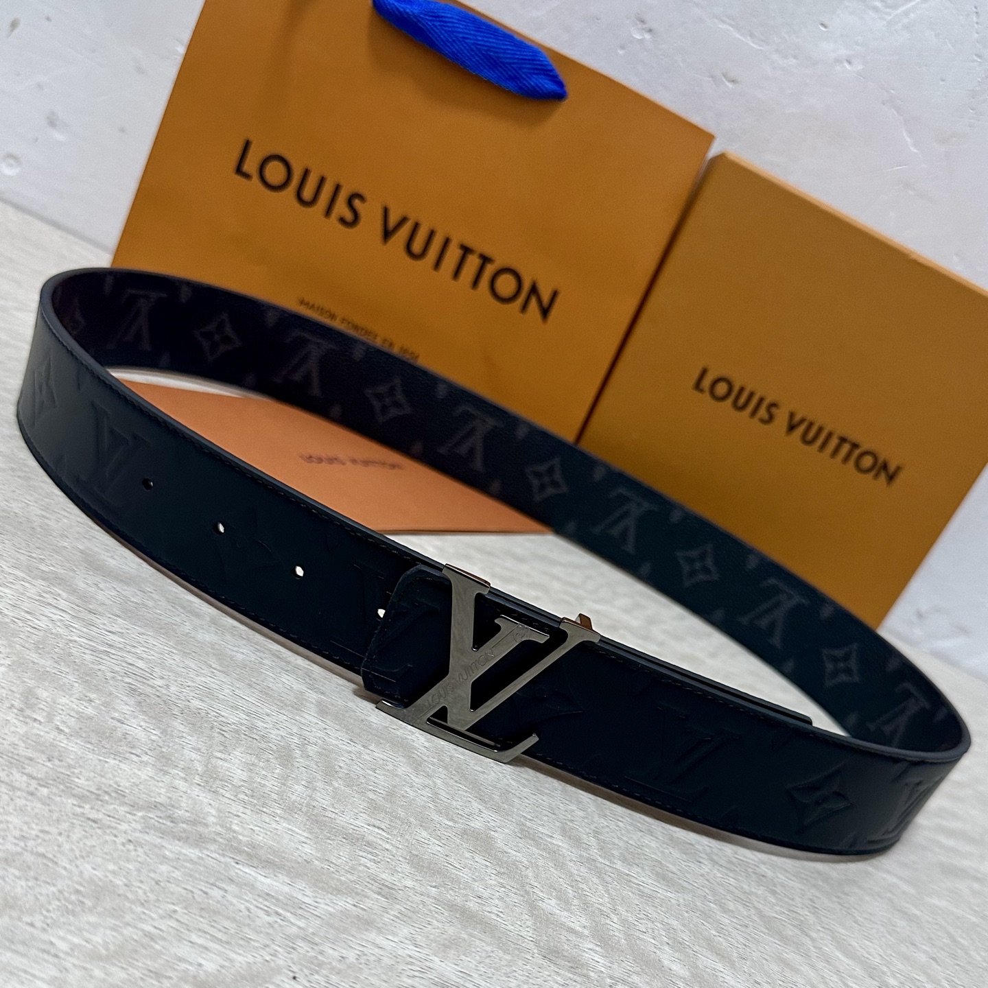LV.路易威登 宽40MM双面原版小牛皮 搭配单钌钯电镀扣 完美的手感.油边 出众的设计.风格 高贵奢华