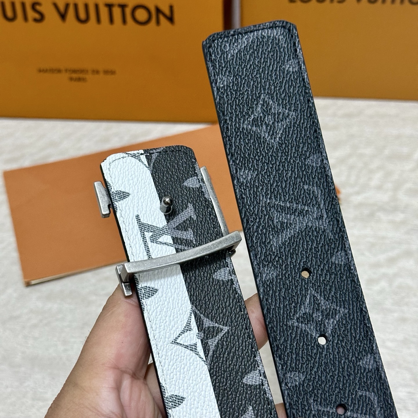 LV 宽4.0cm 双面腰带将两式经典融于一处。Monogram 印花瞩目放大，与焕新 Monogram