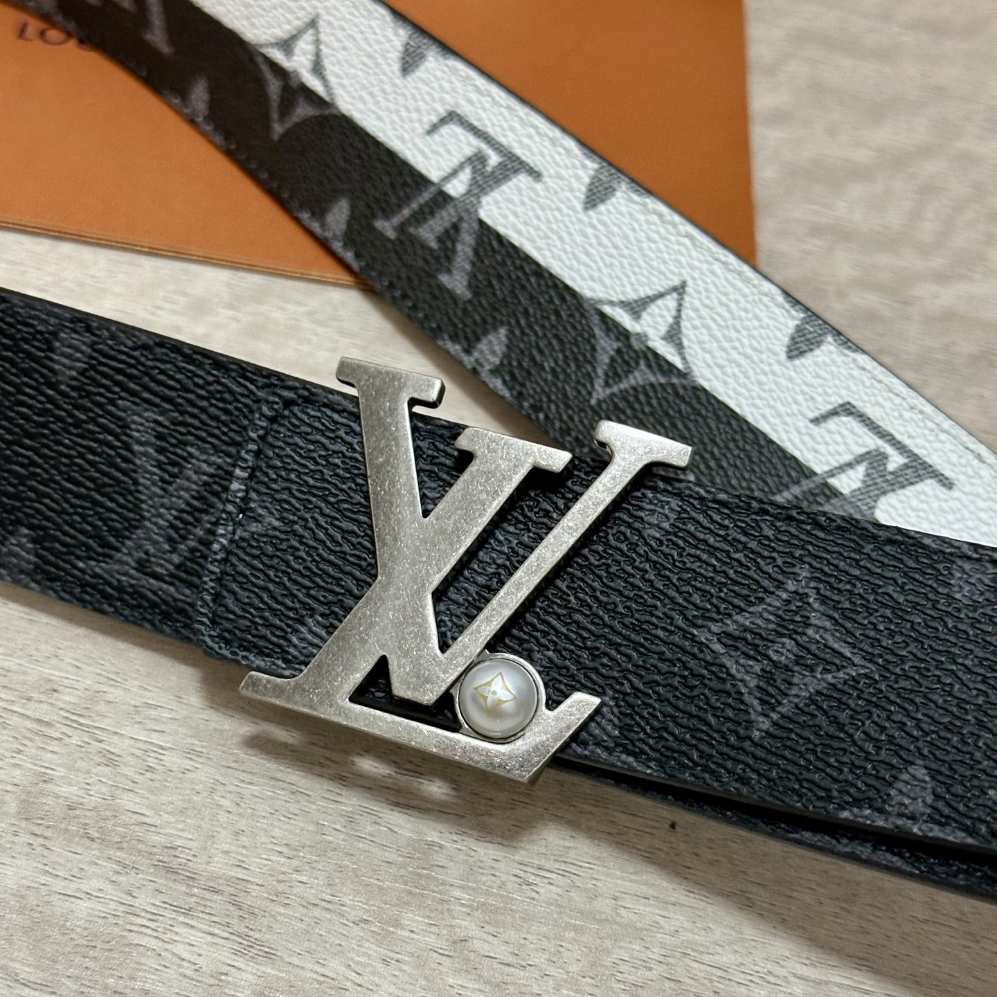LV 宽4.0cm 双面腰带将两式经典融于一处。Monogram 印花瞩目放大，与焕新 Monogram