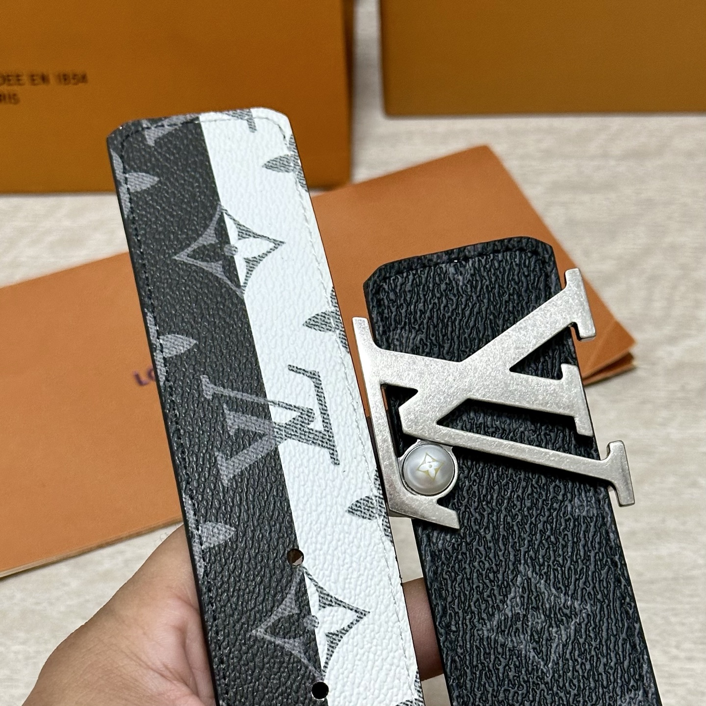 LV 宽4.0cm 双面腰带将两式经典融于一处。Monogram 印花瞩目放大，与焕新 Monogram
