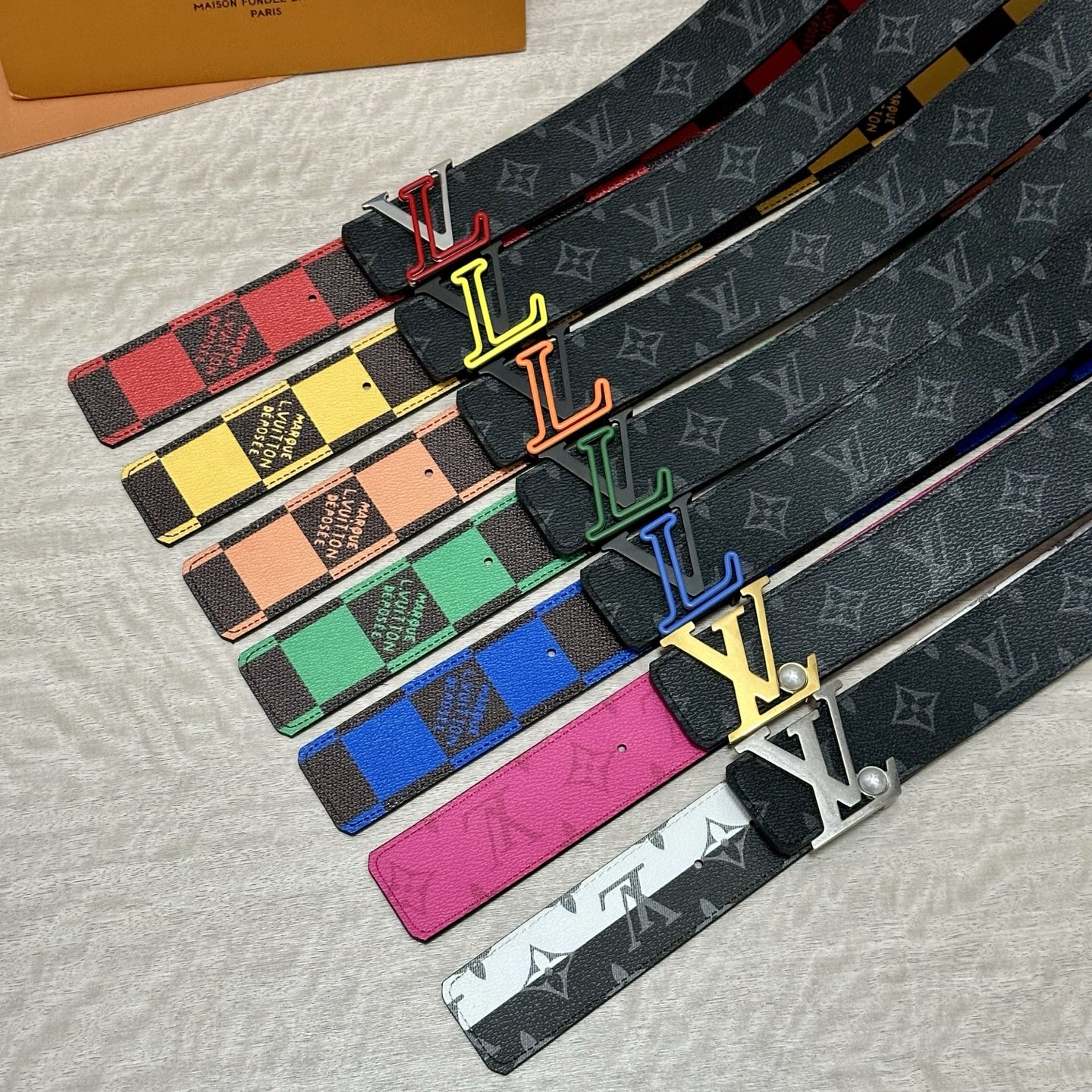 LV 宽4.0cm 双面腰带将两式经典融于一处。Monogram 印花瞩目放大，与焕新 Monogram