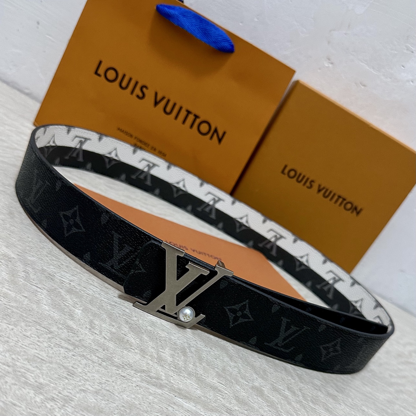 LV 宽4.0cm 双面腰带将两式经典融于一处。Monogram 印花瞩目放大，与焕新 Monogram