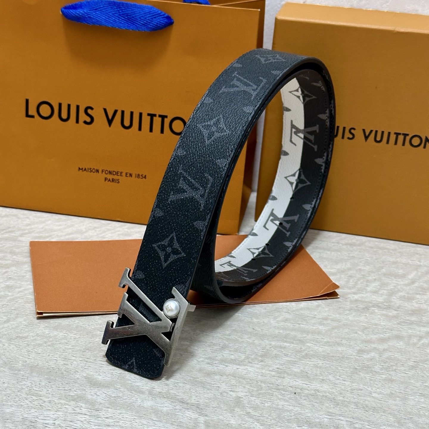 LV 宽4.0cm 双面腰带将两式经典融于一处。Monogram 印花瞩目放大，与焕新 Monogram
