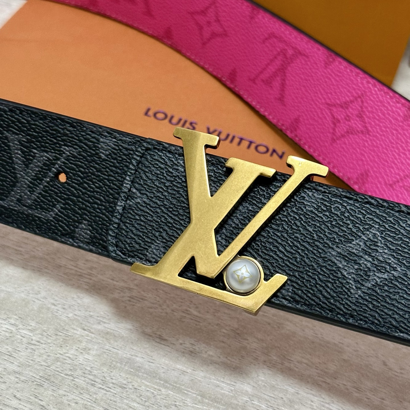 LV 宽4.0cm 双面腰带将两式经典融于一处。Monogram 印花瞩目放大，与焕新 Monogram