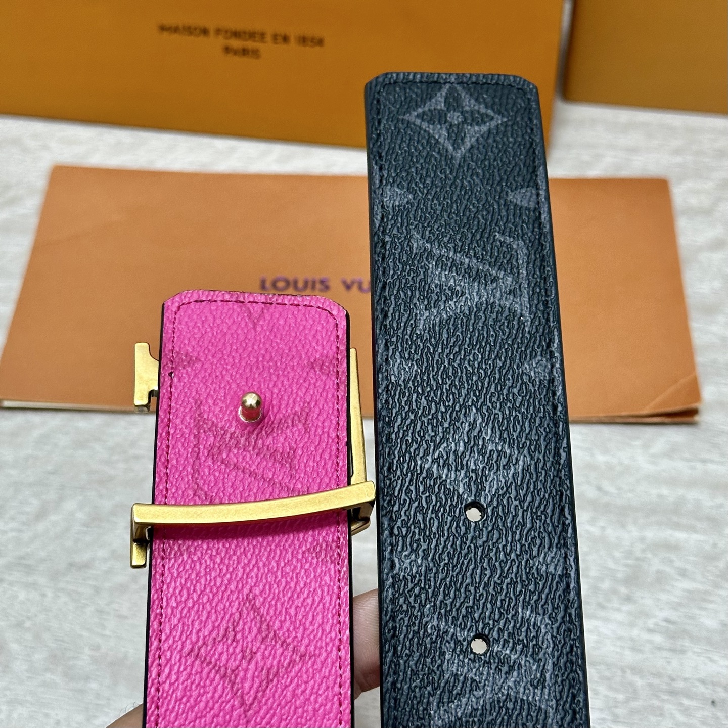 LV 宽4.0cm 双面腰带将两式经典融于一处。Monogram 印花瞩目放大，与焕新 Monogram