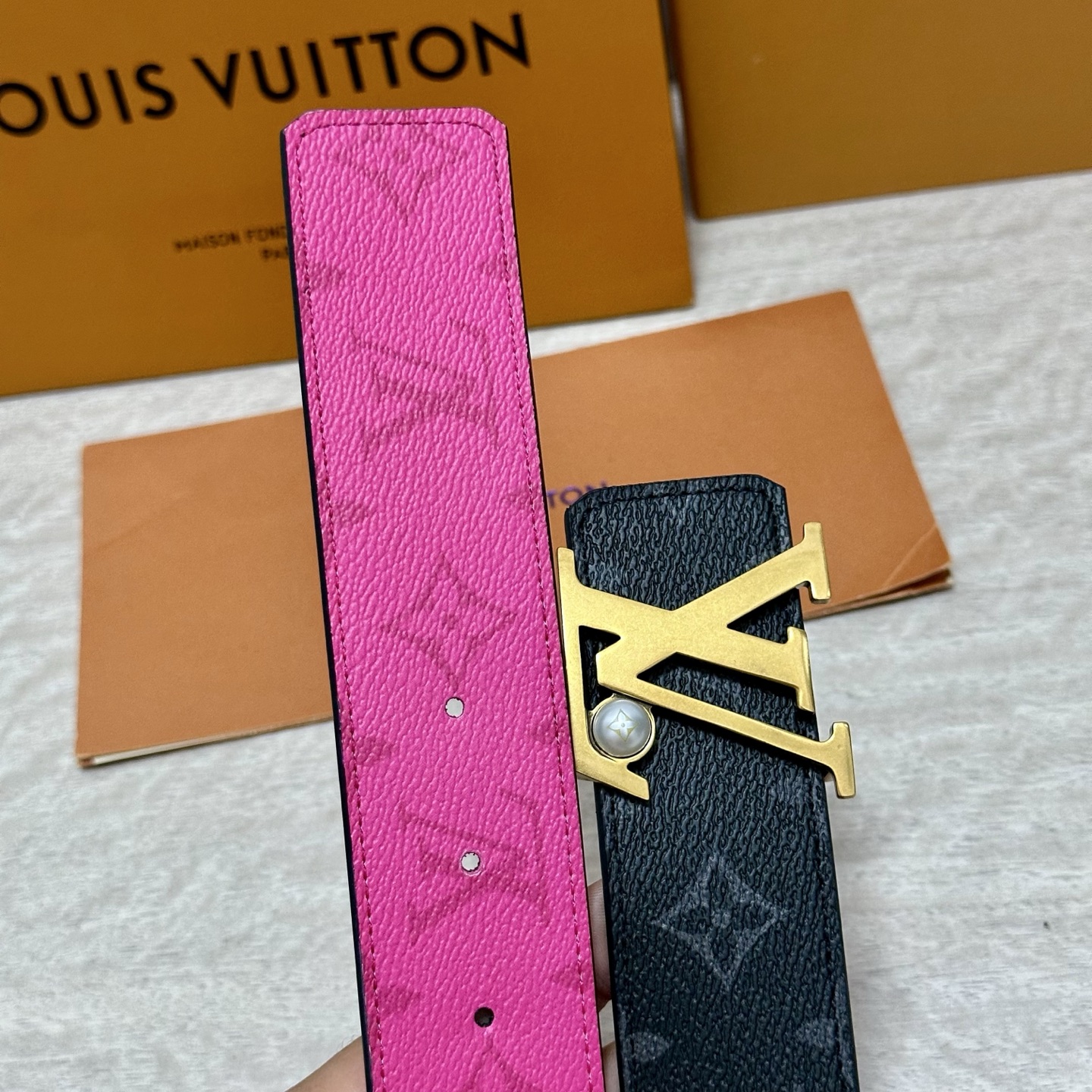 LV 宽4.0cm 双面腰带将两式经典融于一处。Monogram 印花瞩目放大，与焕新 Monogram