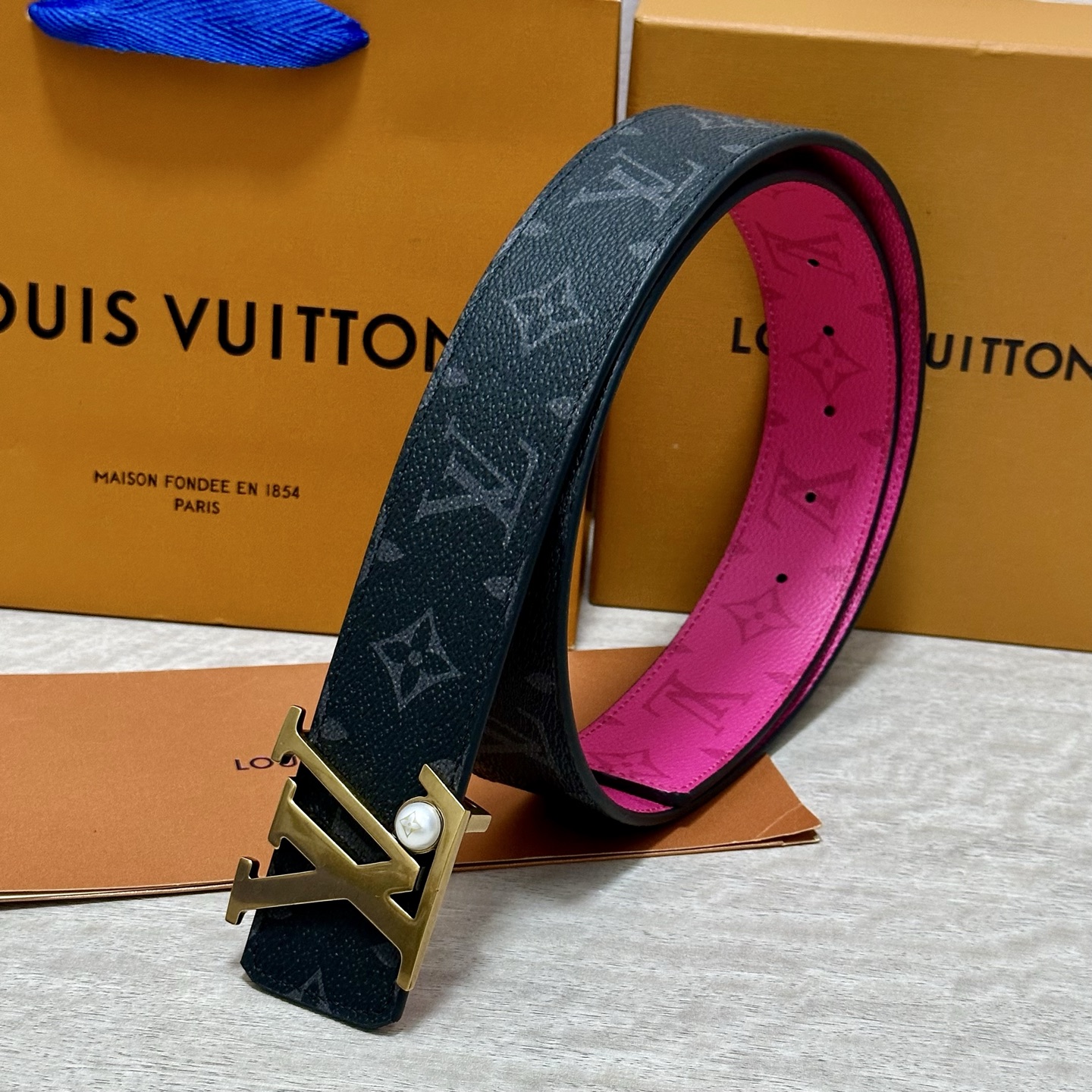 LV 宽4.0cm 双面腰带将两式经典融于一处。Monogram 印花瞩目放大，与焕新 Monogram