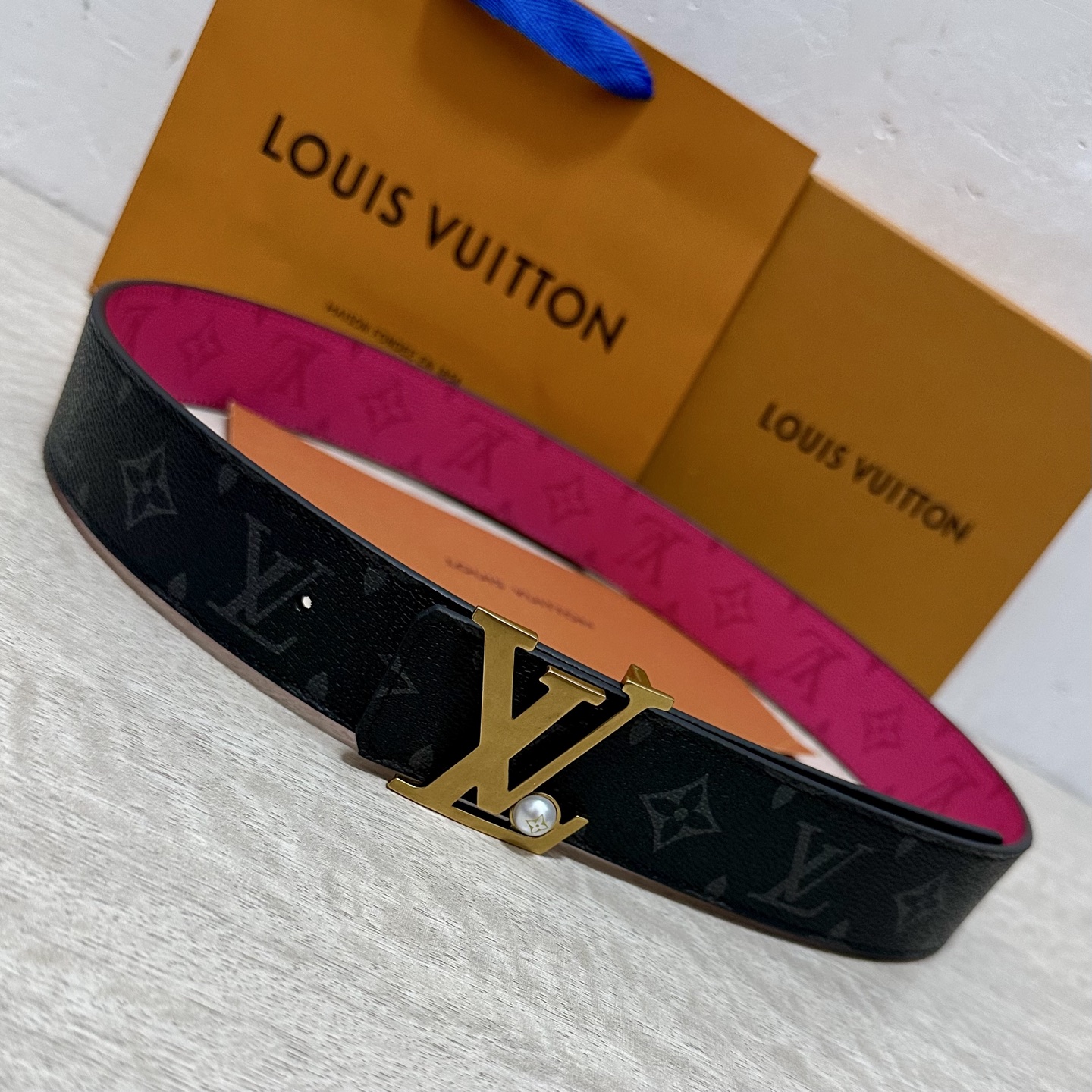 LV 宽4.0cm 双面腰带将两式经典融于一处。Monogram 印花瞩目放大，与焕新 Monogram