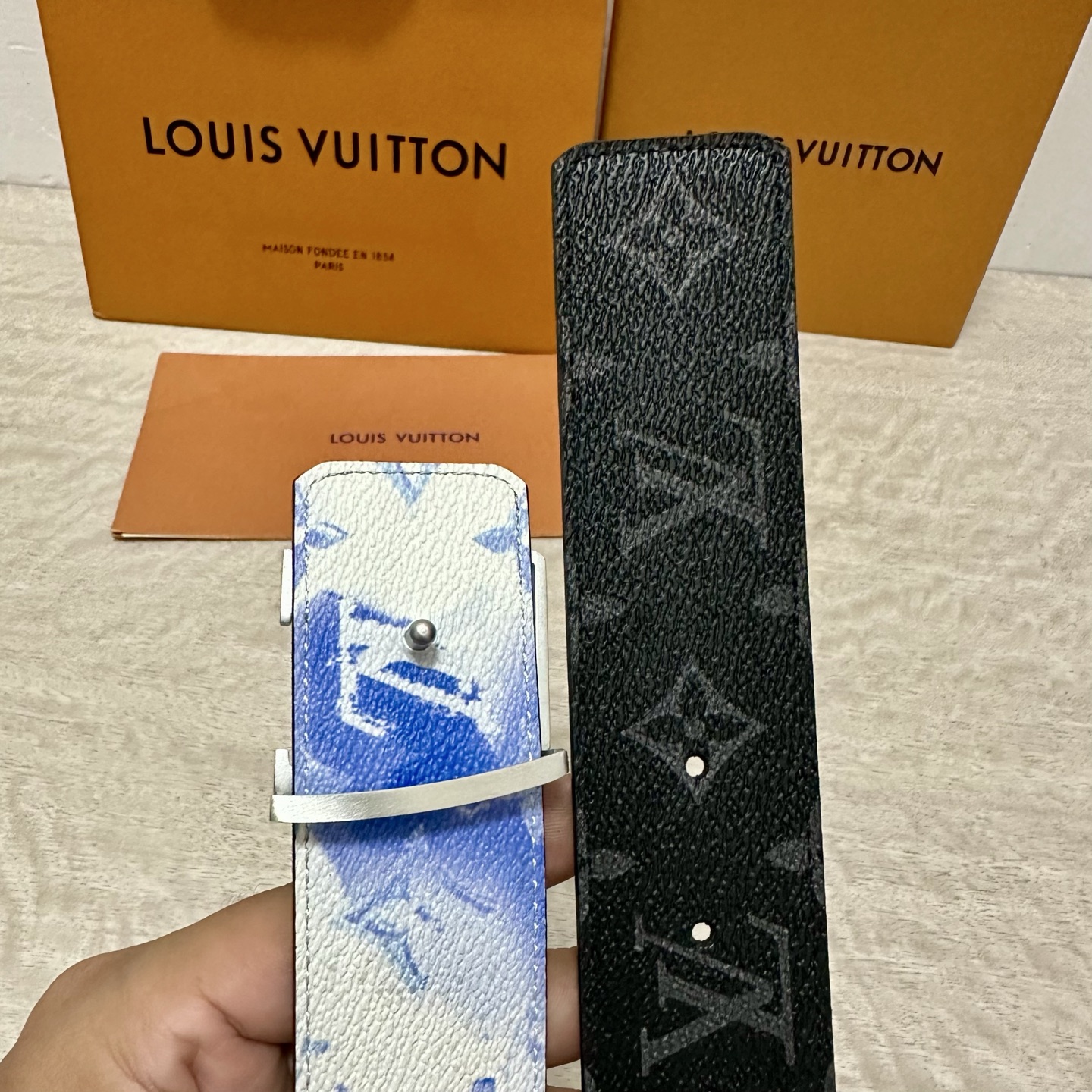 LV 宽4.0cm 双面腰带将两式经典融于一处。Monogram 印花瞩目放大，与焕新 Monogram