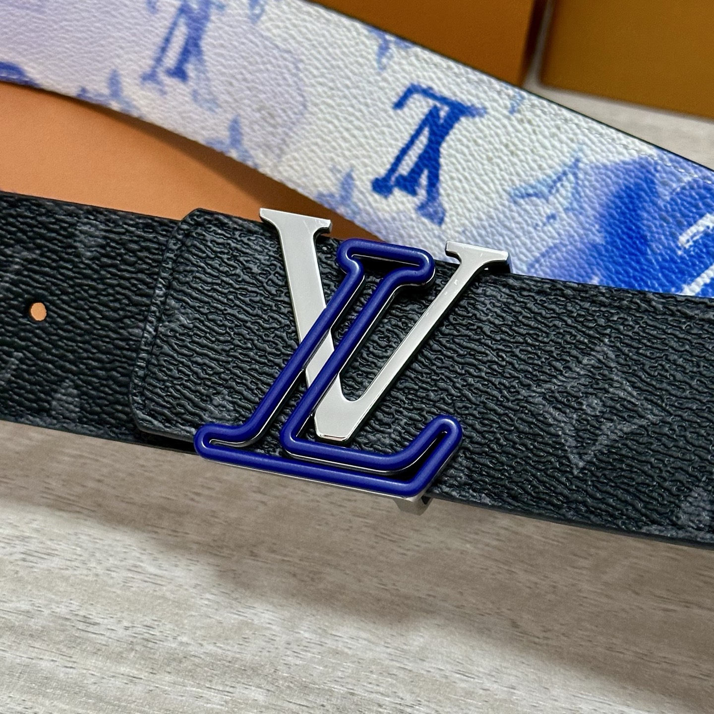 LV 宽4.0cm 双面腰带将两式经典融于一处。Monogram 印花瞩目放大，与焕新 Monogram