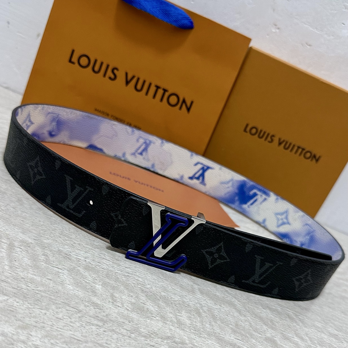 LV 宽4.0cm 双面腰带将两式经典融于一处。Monogram 印花瞩目放大，与焕新 Monogram