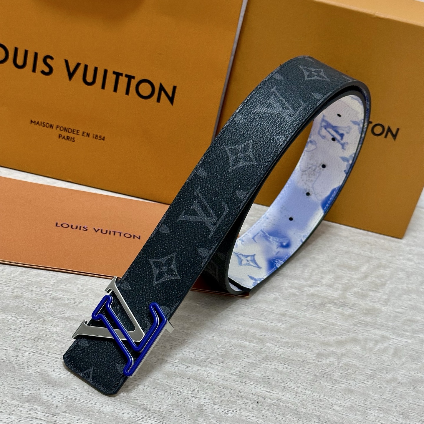 LV 宽4.0cm 双面腰带将两式经典融于一处。Monogram 印花瞩目放大，与焕新 Monogram