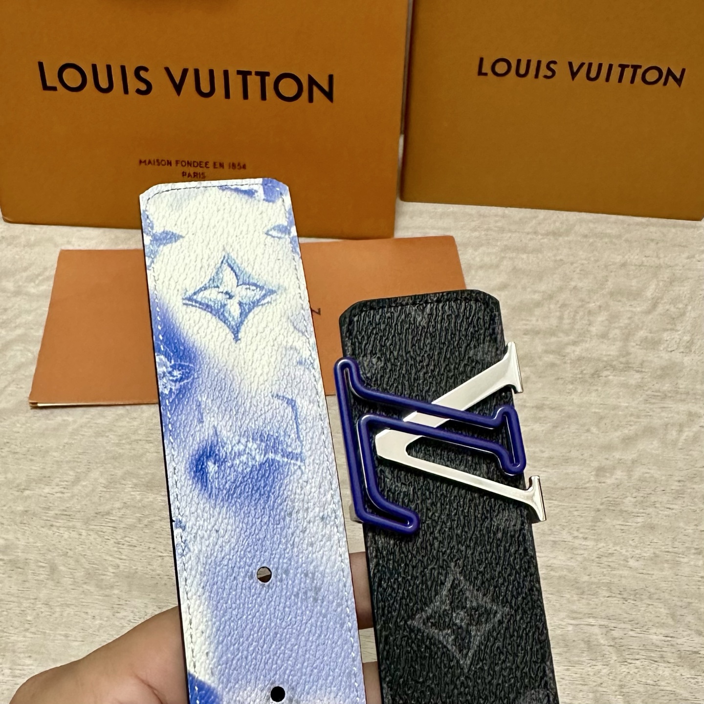 LV 宽4.0cm 双面腰带将两式经典融于一处。Monogram 印花瞩目放大，与焕新 Monogram