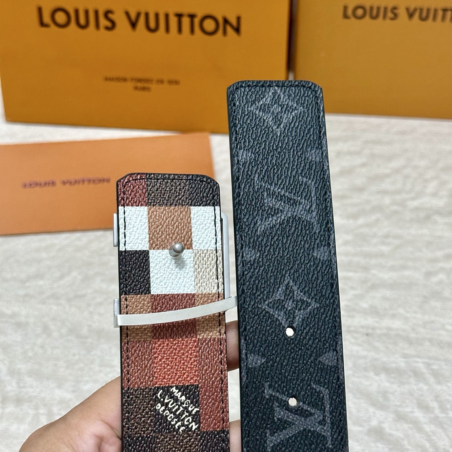 LV 宽4.0cm 双面腰带将两式经典融于一处。Monogram 印花瞩目放大，与焕新 Monogram