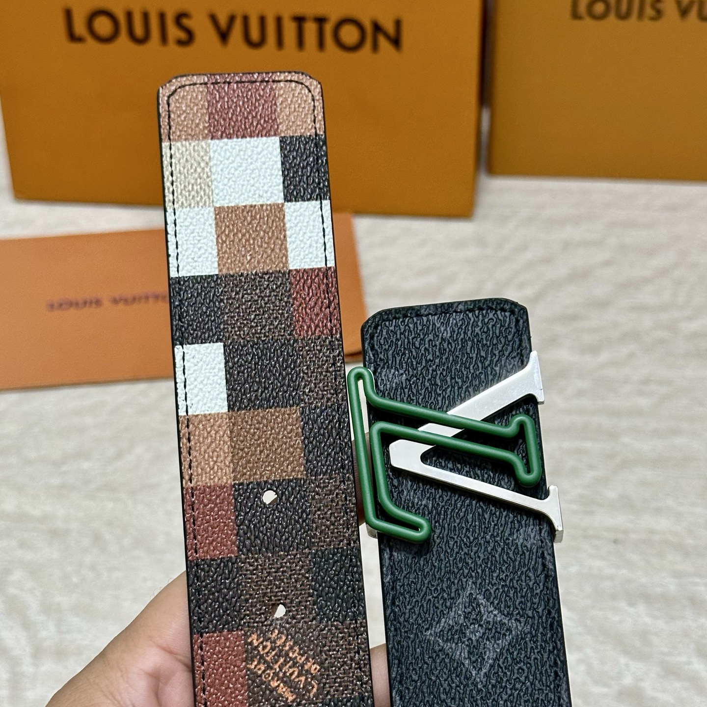 LV 宽4.0cm 双面腰带将两式经典融于一处。Monogram 印花瞩目放大，与焕新 Monogram