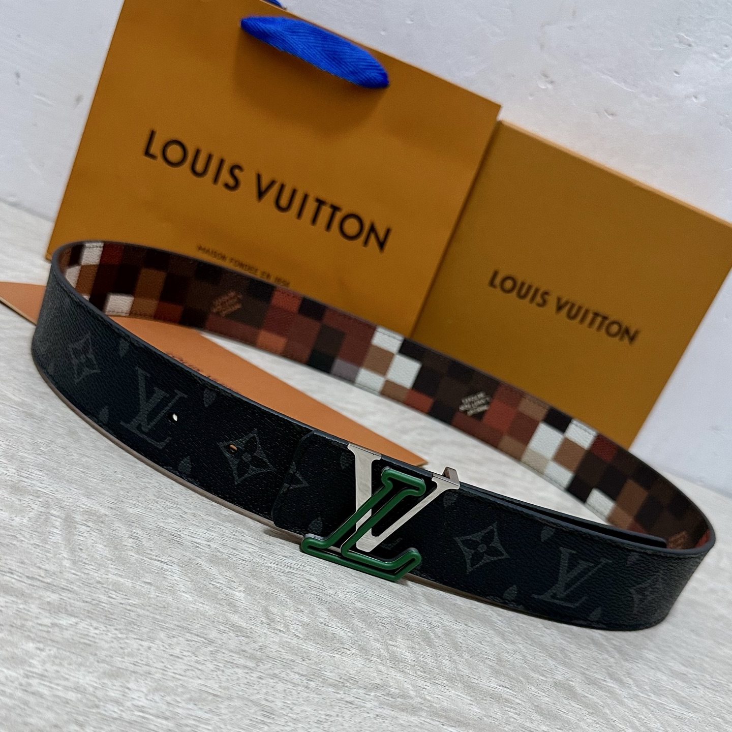 LV 宽4.0cm 双面腰带将两式经典融于一处。Monogram 印花瞩目放大，与焕新 Monogram