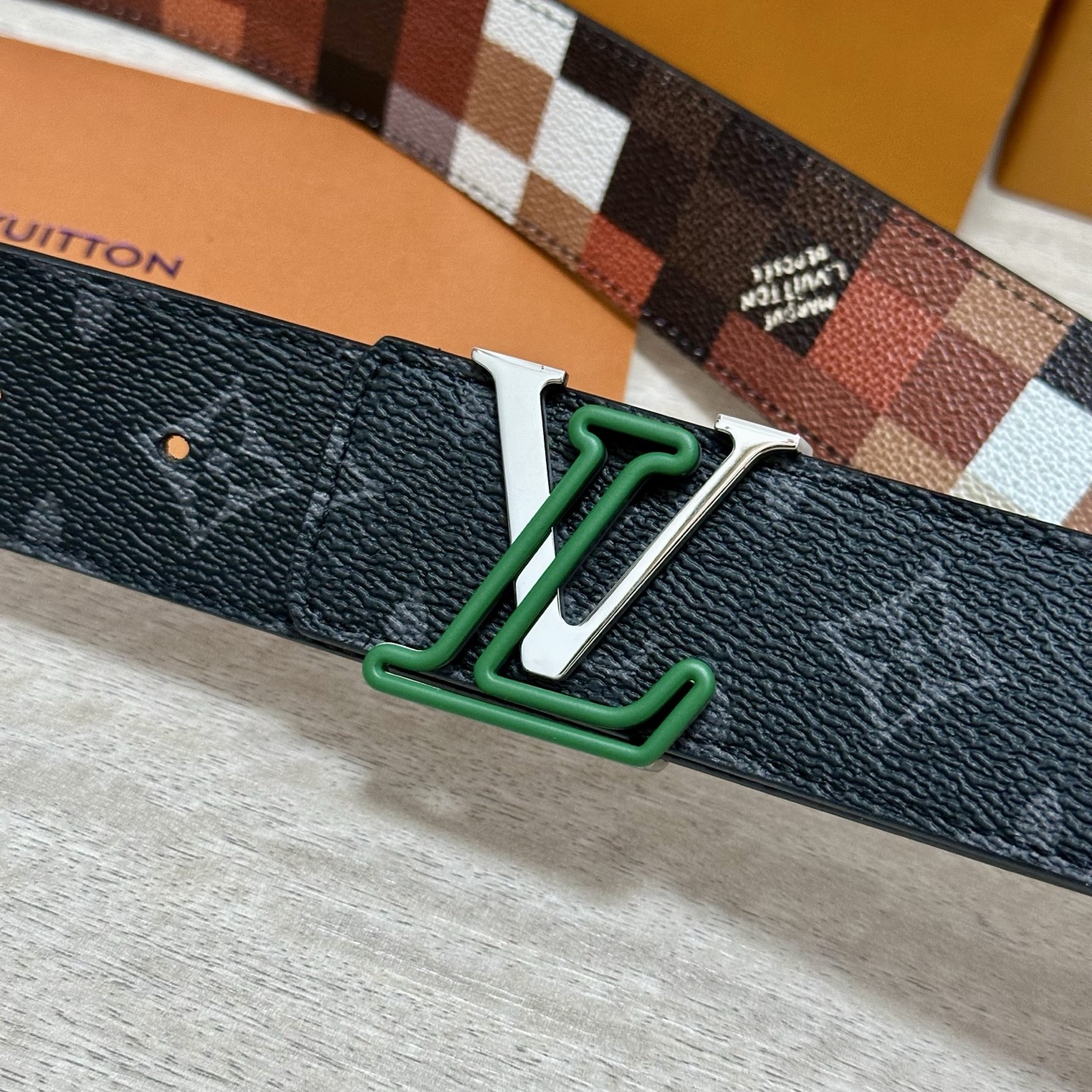 LV 宽4.0cm 双面腰带将两式经典融于一处。Monogram 印花瞩目放大，与焕新 Monogram
