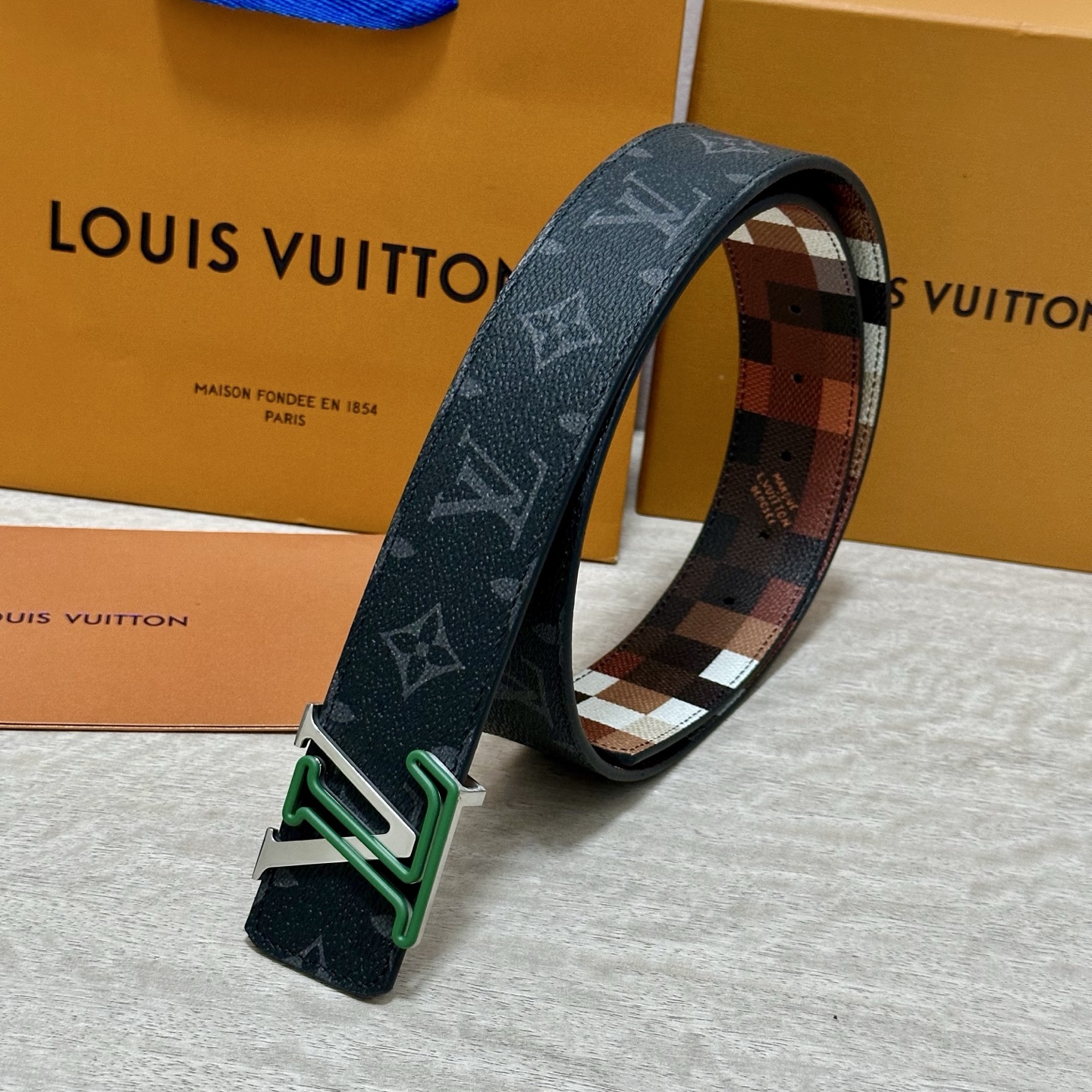 LV 宽4.0cm 双面腰带将两式经典融于一处。Monogram 印花瞩目放大，与焕新 Monogram