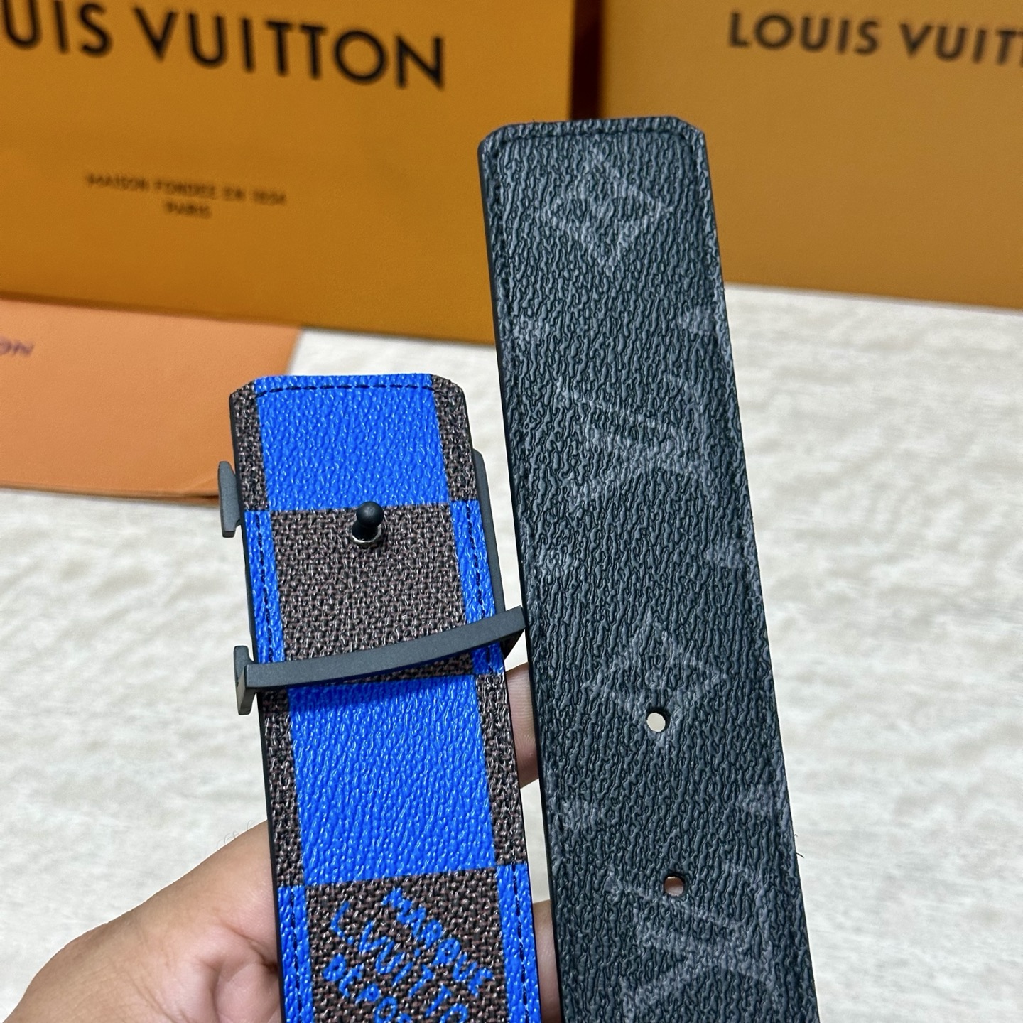 LV 宽4.0cm 双面腰带将两式经典融于一处。Monogram 印花瞩目放大，与焕新 Monogram