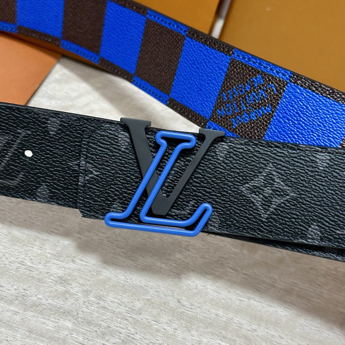 LV 宽4.0cm 双面腰带将两式经典融于一处。Monogram 印花瞩目放大，与焕新 Monogram