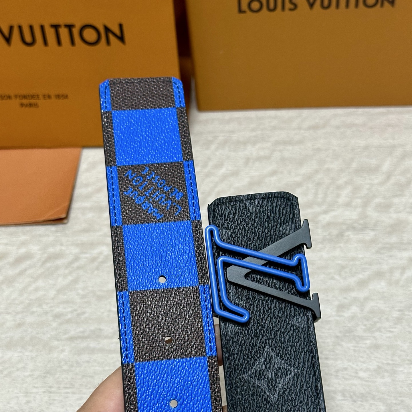 LV 宽4.0cm 双面腰带将两式经典融于一处。Monogram 印花瞩目放大，与焕新 Monogram