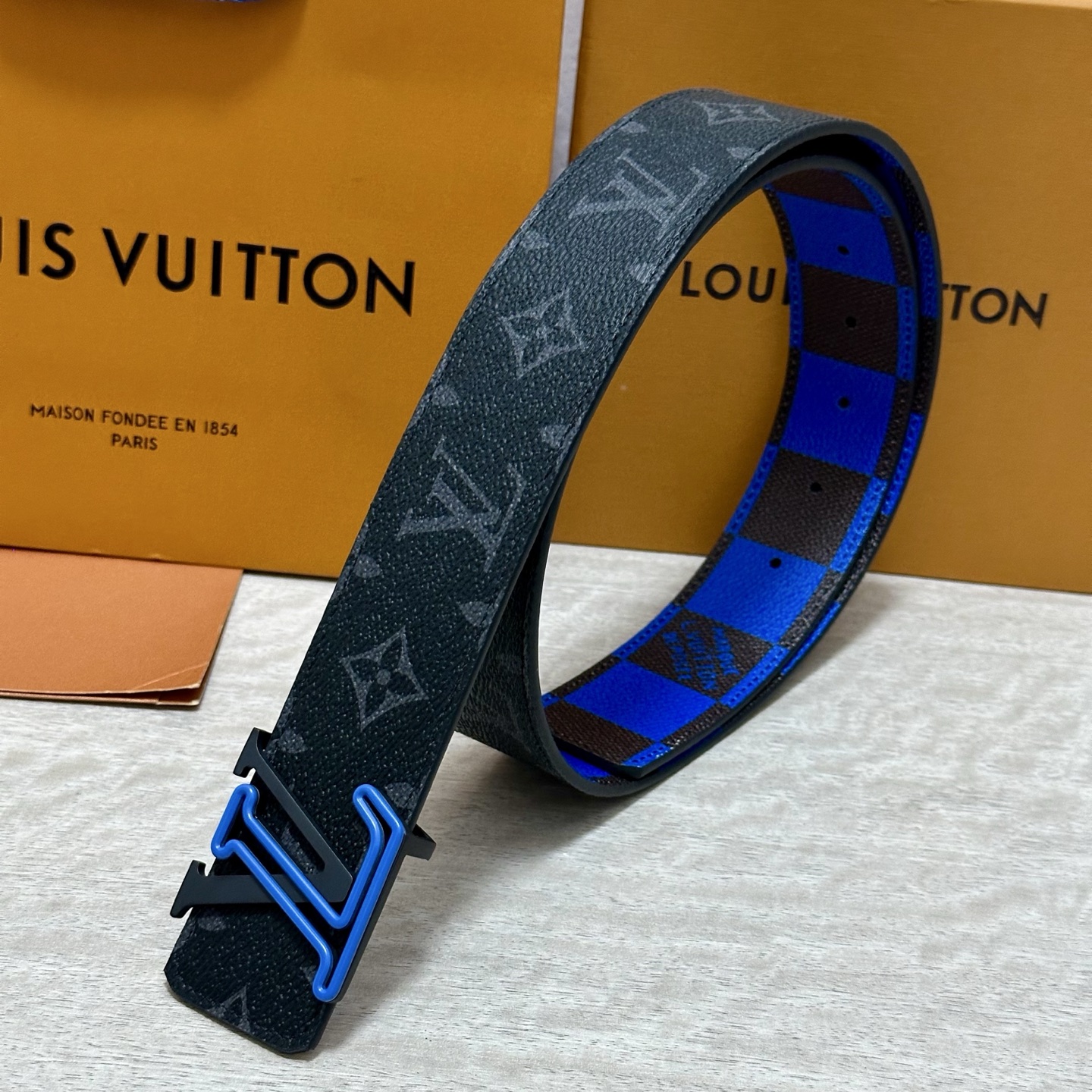 LV 宽4.0cm 双面腰带将两式经典融于一处。Monogram 印花瞩目放大，与焕新 Monogram