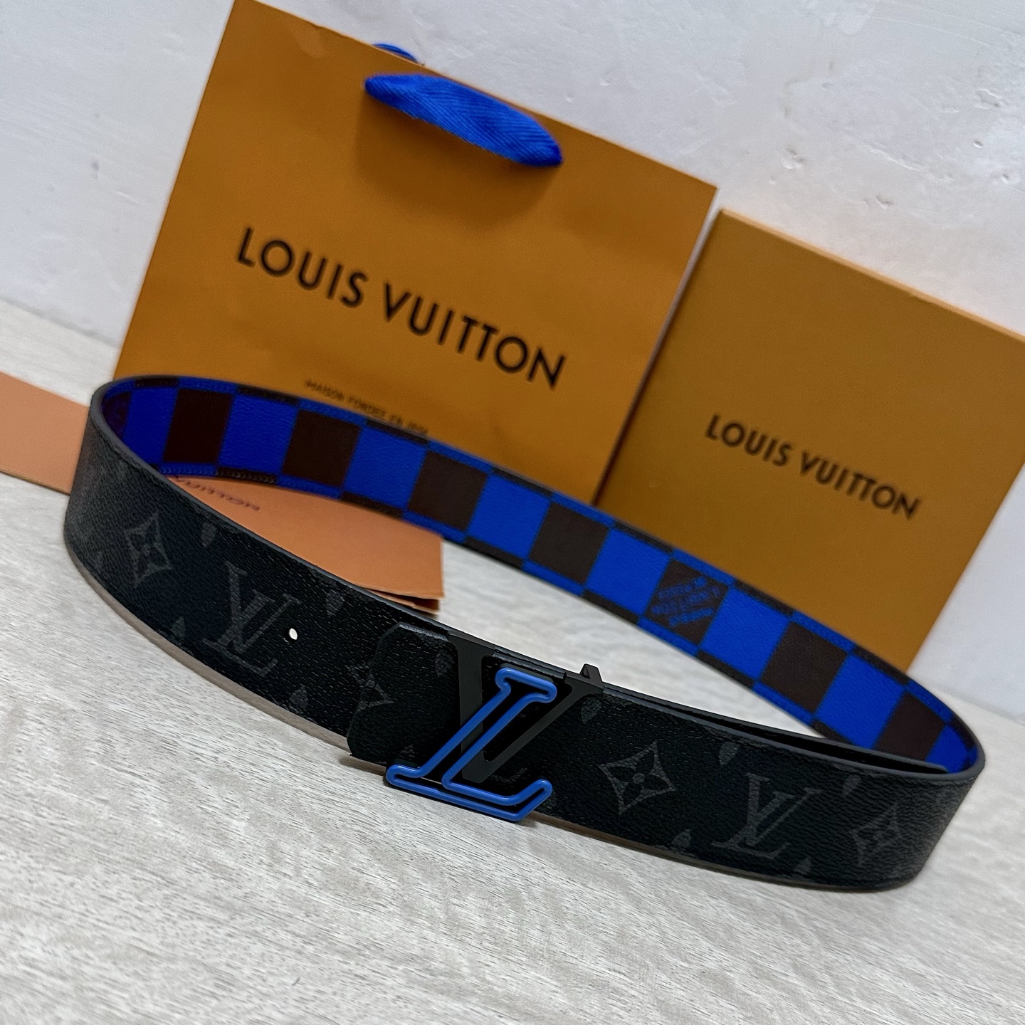 LV 宽4.0cm 双面腰带将两式经典融于一处。Monogram 印花瞩目放大，与焕新 Monogram