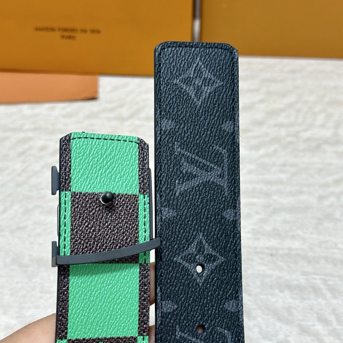 LV 宽4.0cm 双面腰带将两式经典融于一处。Monogram 印花瞩目放大，与焕新 Monogram