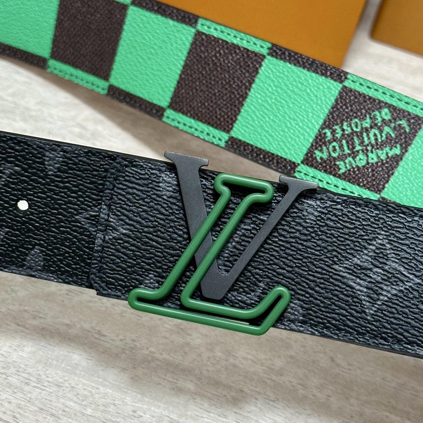 LV 宽4.0cm 双面腰带将两式经典融于一处。Monogram 印花瞩目放大，与焕新 Monogram