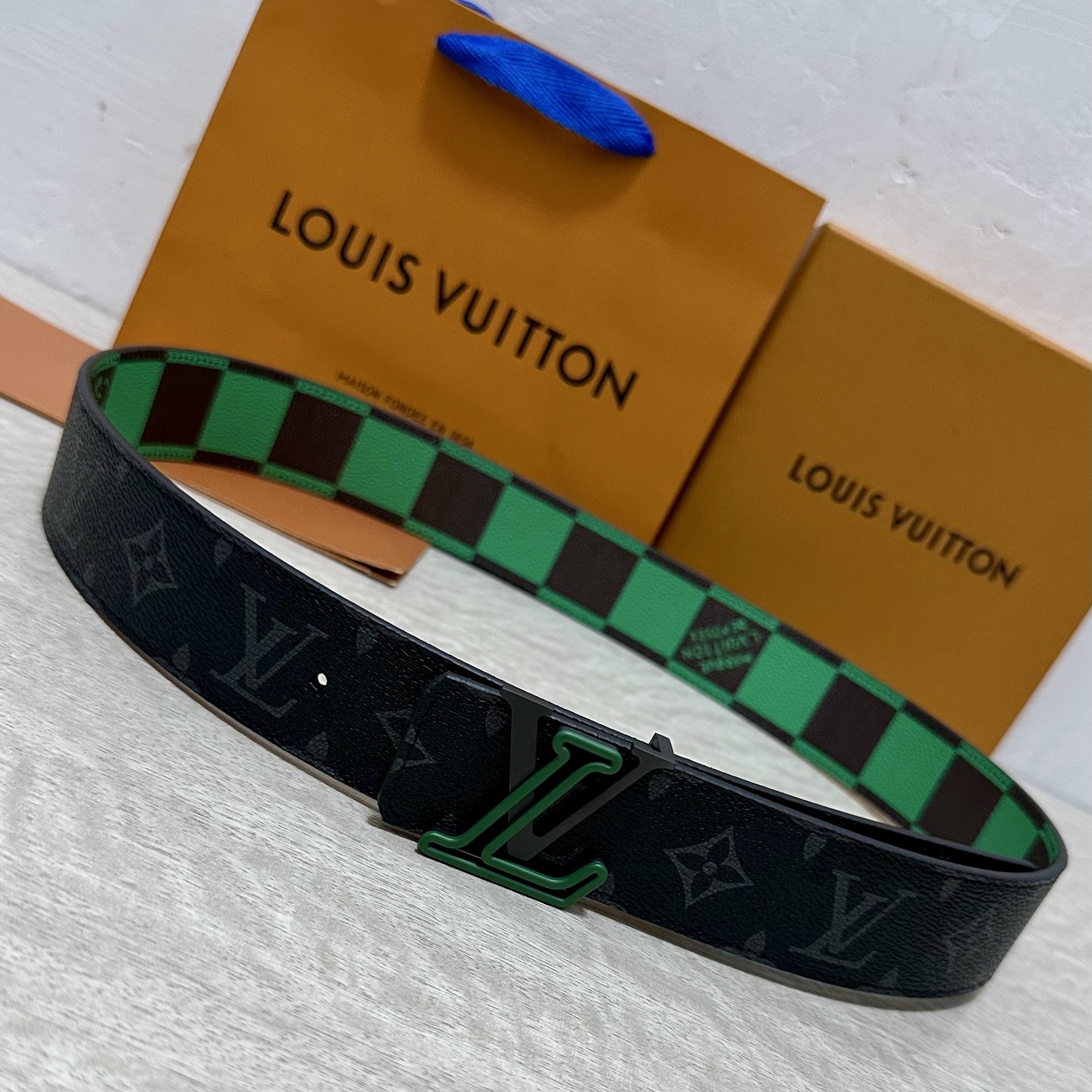 LV 宽4.0cm 双面腰带将两式经典融于一处。Monogram 印花瞩目放大，与焕新 Monogram