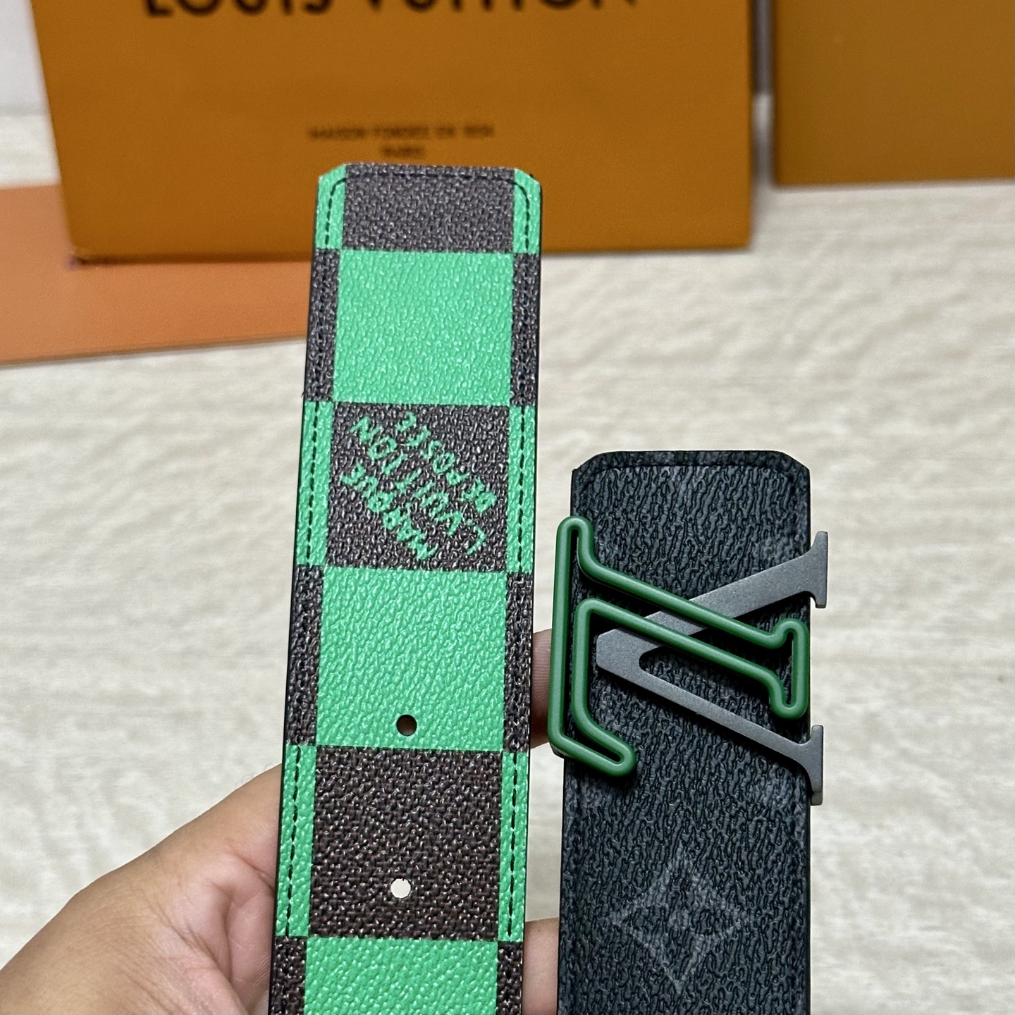 LV 宽4.0cm 双面腰带将两式经典融于一处。Monogram 印花瞩目放大，与焕新 Monogram