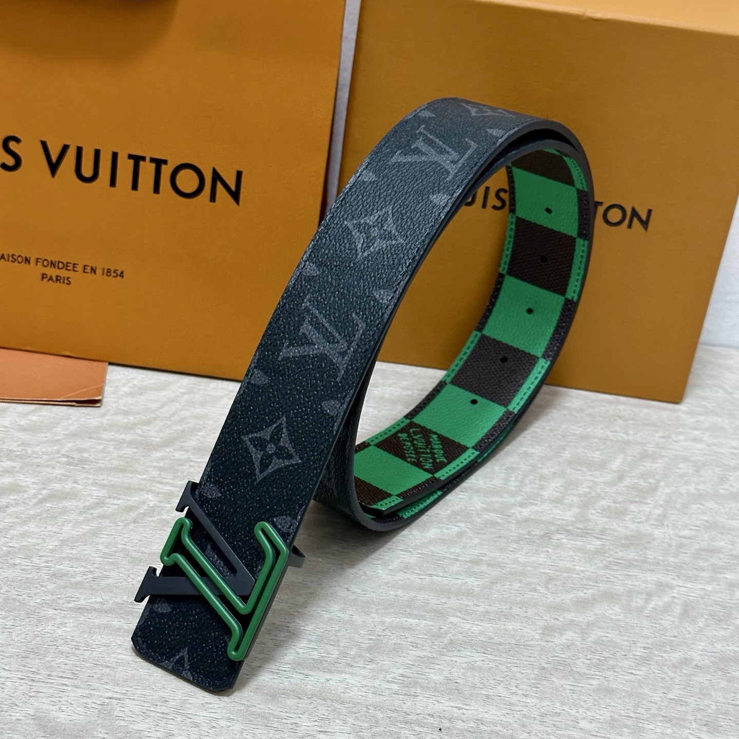 LV 宽4.0cm 双面腰带将两式经典融于一处。Monogram 印花瞩目放大，与焕新 Monogram