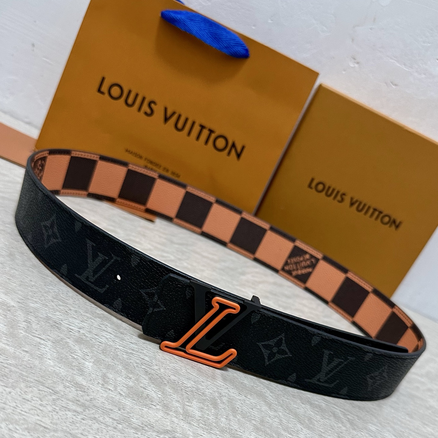LV 宽4.0cm 双面腰带将两式经典融于一处。Monogram 印花瞩目放大，与焕新 Monogram