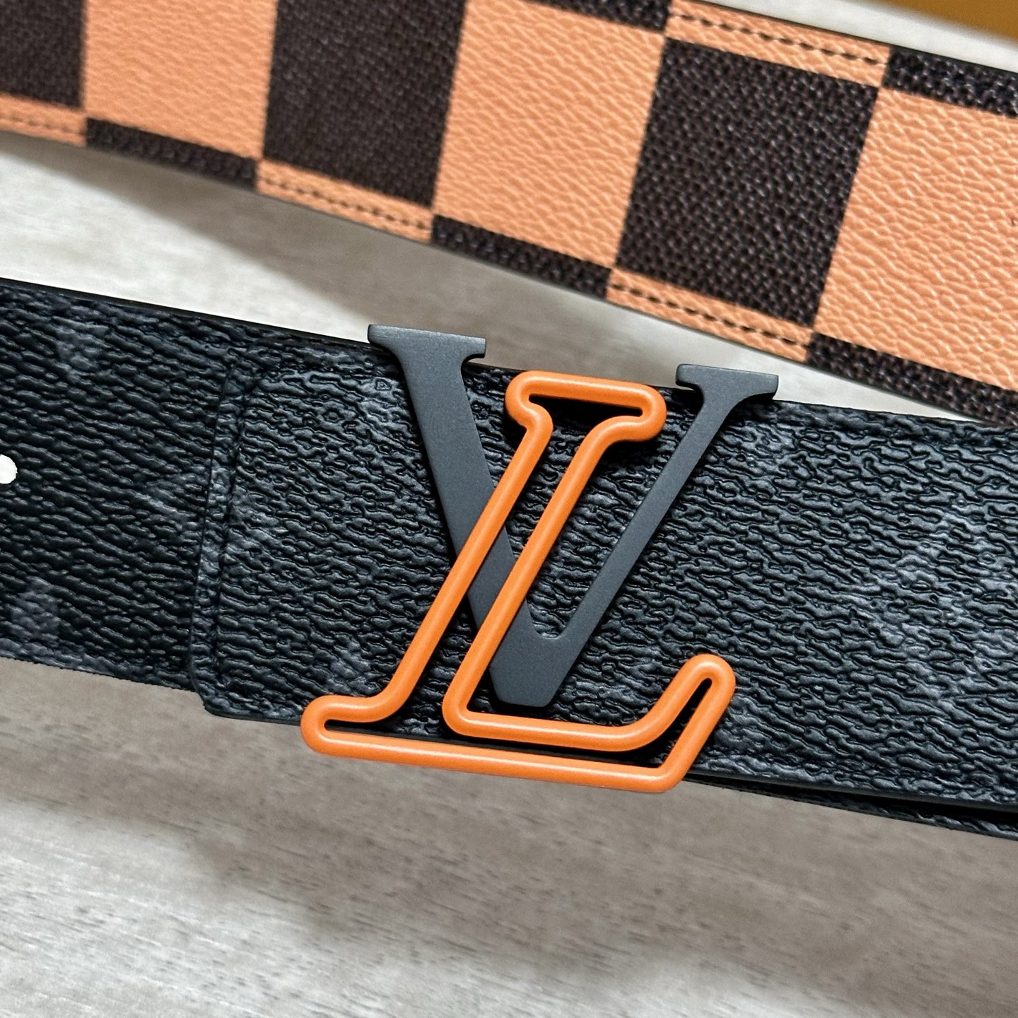 LV 宽4.0cm 双面腰带将两式经典融于一处。Monogram 印花瞩目放大，与焕新 Monogram