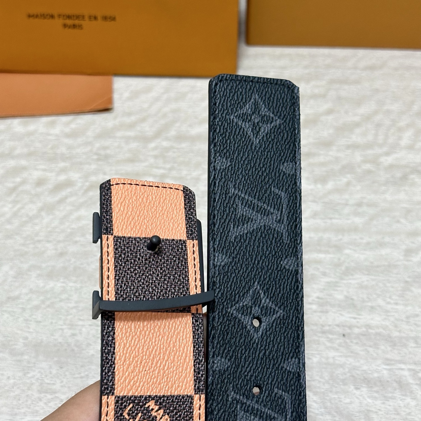 LV 宽4.0cm 双面腰带将两式经典融于一处。Monogram 印花瞩目放大，与焕新 Monogram