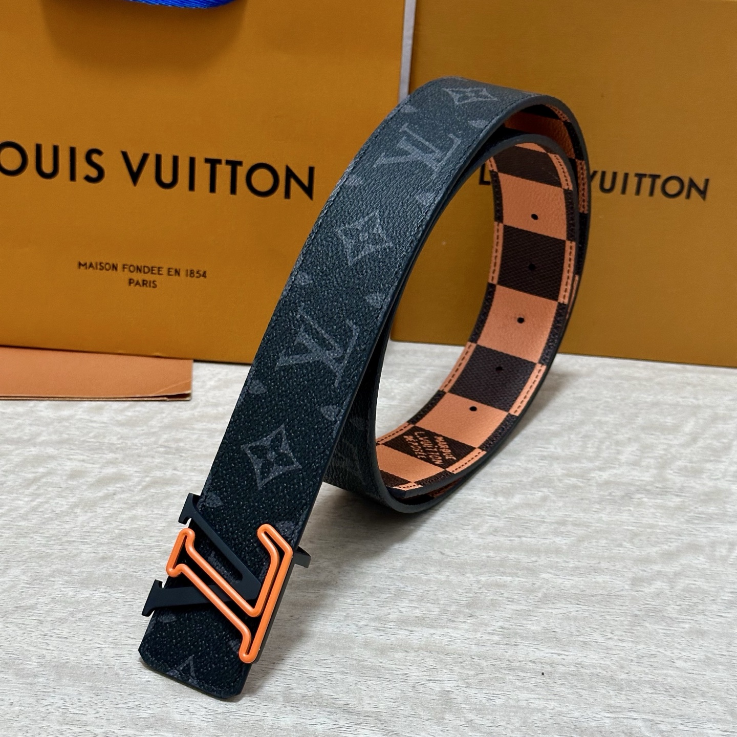 LV 宽4.0cm 双面腰带将两式经典融于一处。Monogram 印花瞩目放大，与焕新 Monogram