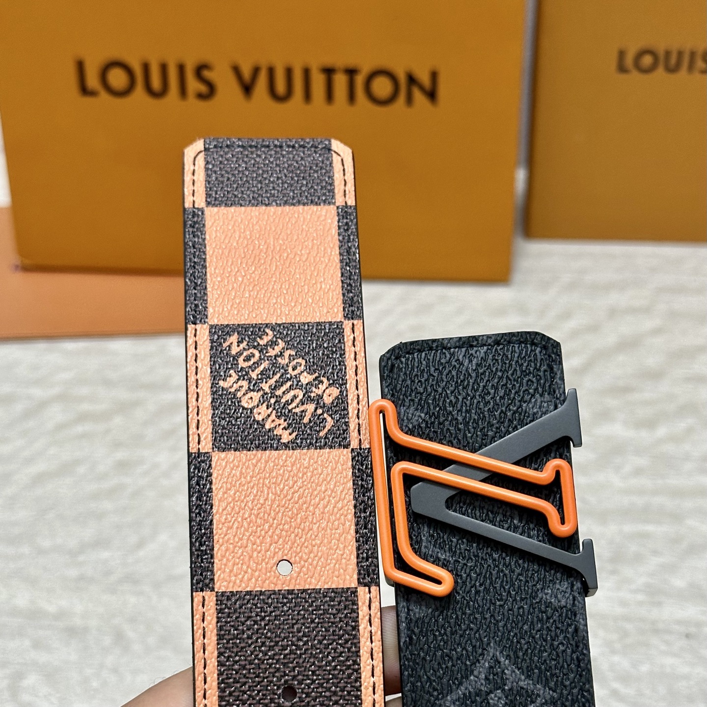LV 宽4.0cm 双面腰带将两式经典融于一处。Monogram 印花瞩目放大，与焕新 Monogram