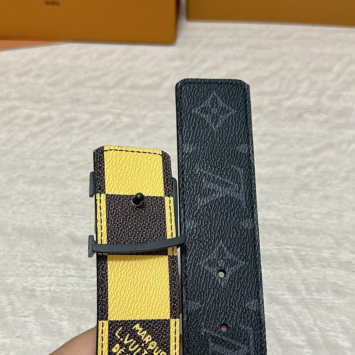 LV 宽4.0cm 双面腰带将两式经典融于一处。Monogram 印花瞩目放大，与焕新 Monogram