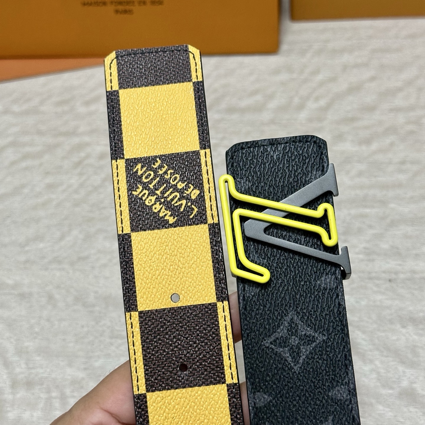 LV 宽4.0cm 双面腰带将两式经典融于一处。Monogram 印花瞩目放大，与焕新 Monogram