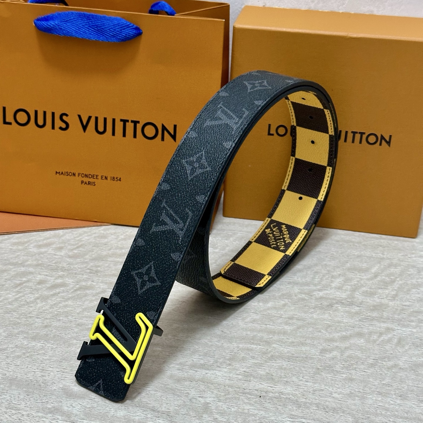LV 宽4.0cm 双面腰带将两式经典融于一处。Monogram 印花瞩目放大，与焕新 Monogram
