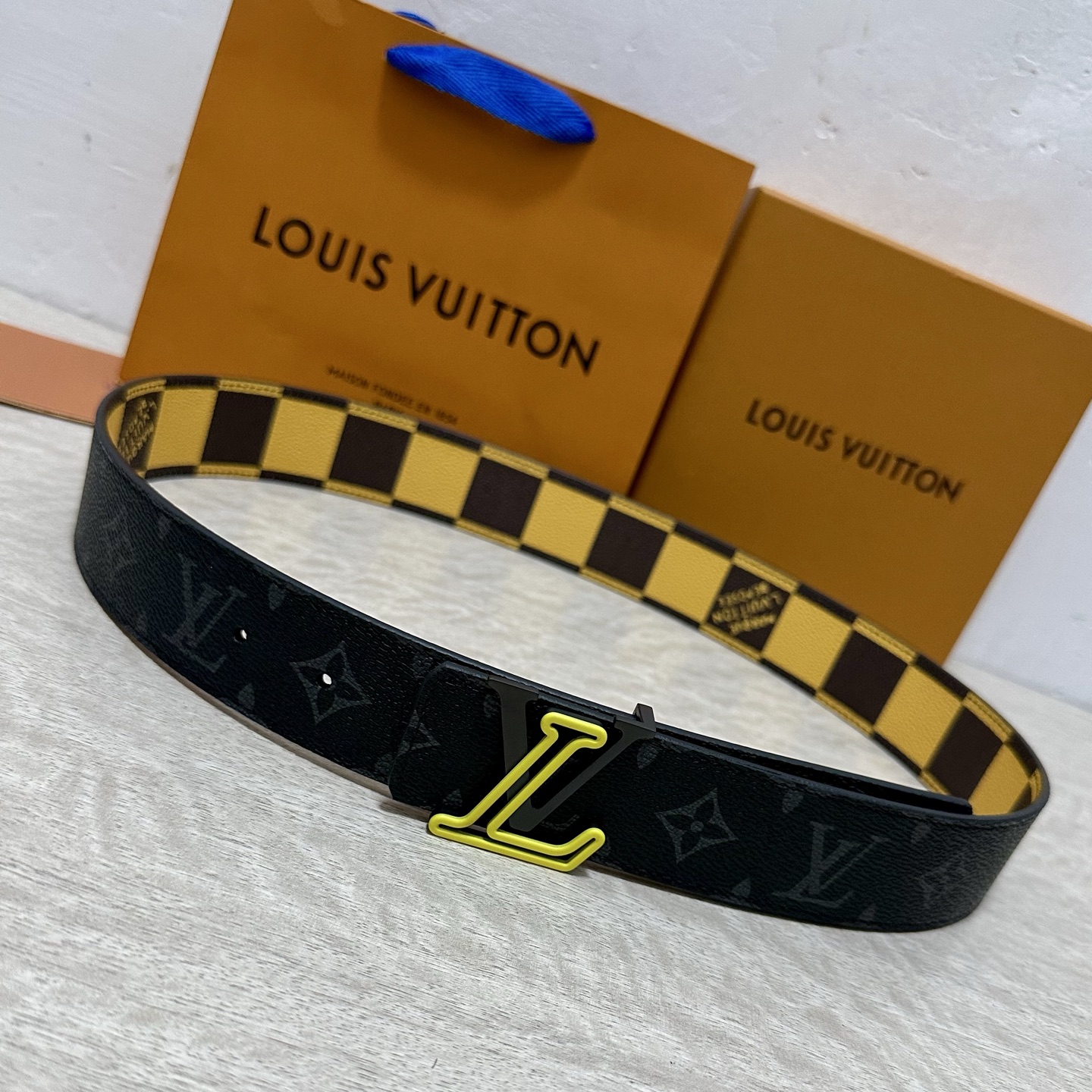 LV 宽4.0cm 双面腰带将两式经典融于一处。Monogram 印花瞩目放大，与焕新 Monogram