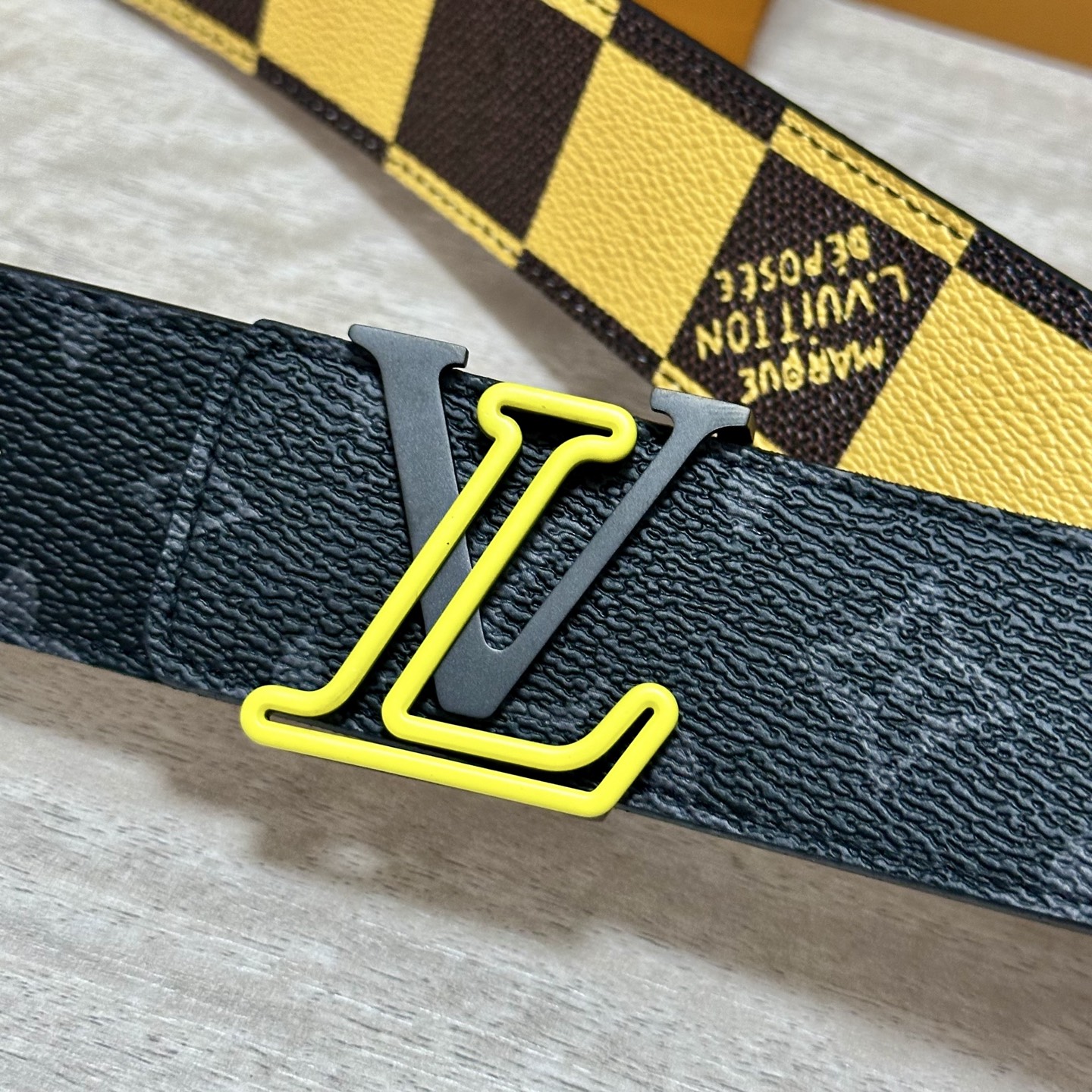 LV 宽4.0cm 双面腰带将两式经典融于一处。Monogram 印花瞩目放大，与焕新 Monogram