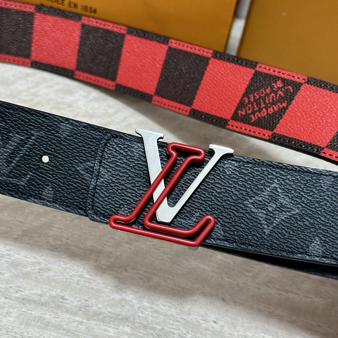 LV 宽4.0cm 双面腰带将两式经典融于一处。Monogram 印花瞩目放大，与焕新 Monogram
