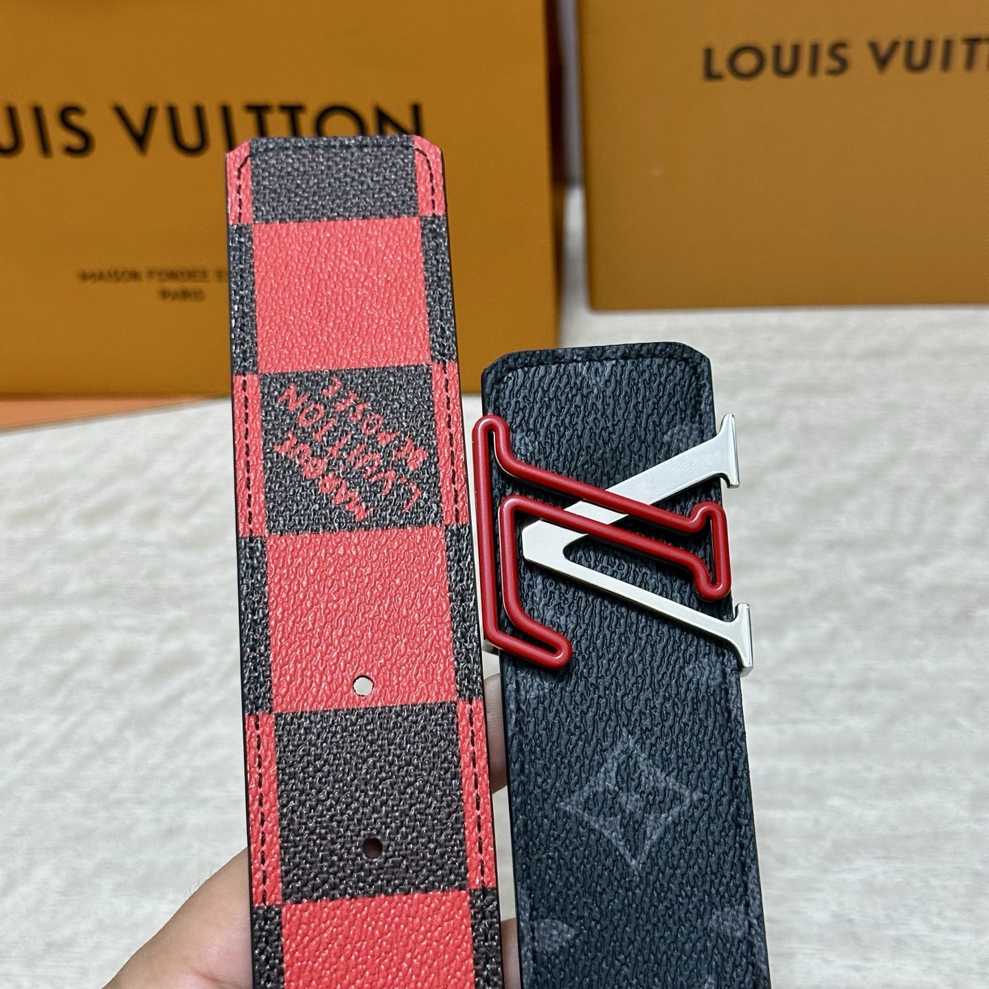 LV 宽4.0cm 双面腰带将两式经典融于一处。Monogram 印花瞩目放大，与焕新 Monogram