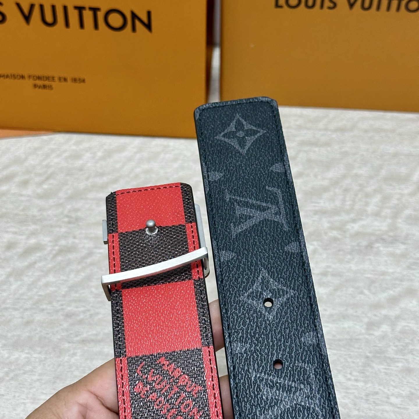LV 宽4.0cm 双面腰带将两式经典融于一处。Monogram 印花瞩目放大，与焕新 Monogram