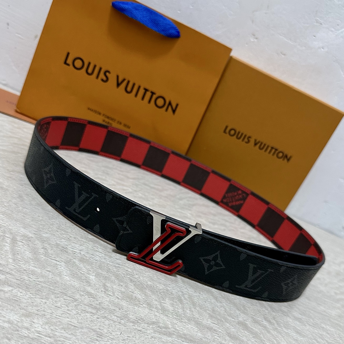 LV 宽4.0cm 双面腰带将两式经典融于一处。Monogram 印花瞩目放大，与焕新 Monogram