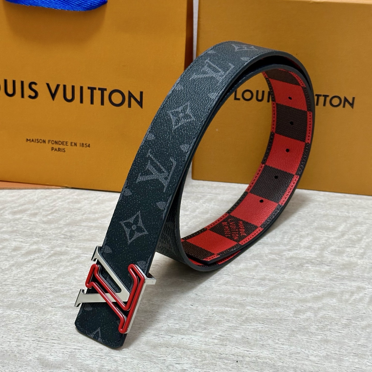 LV 宽4.0cm 双面腰带将两式经典融于一处。Monogram 印花瞩目放大，与焕新 Monogram