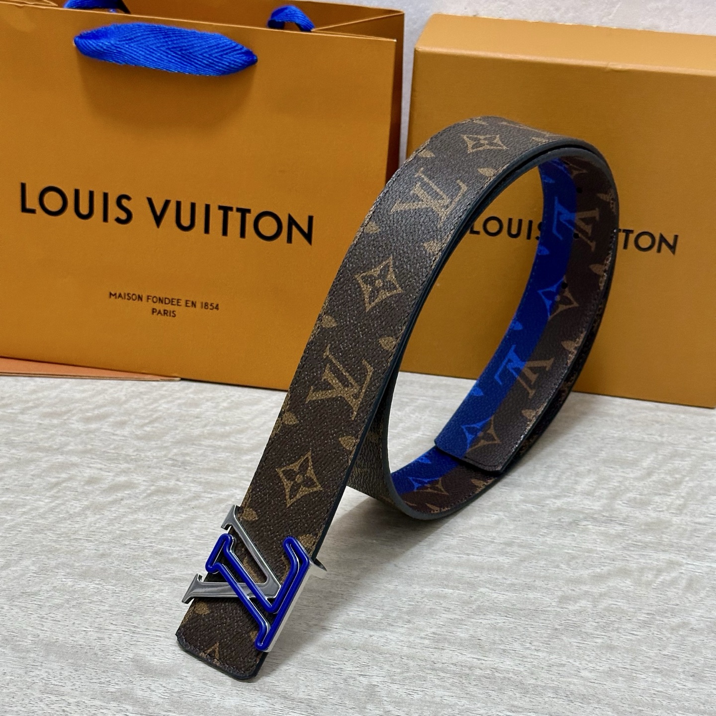 LV 宽4.0cm 双面腰带将两式经典融于一处。Monogram 印花瞩目放大，与焕新 Monogram