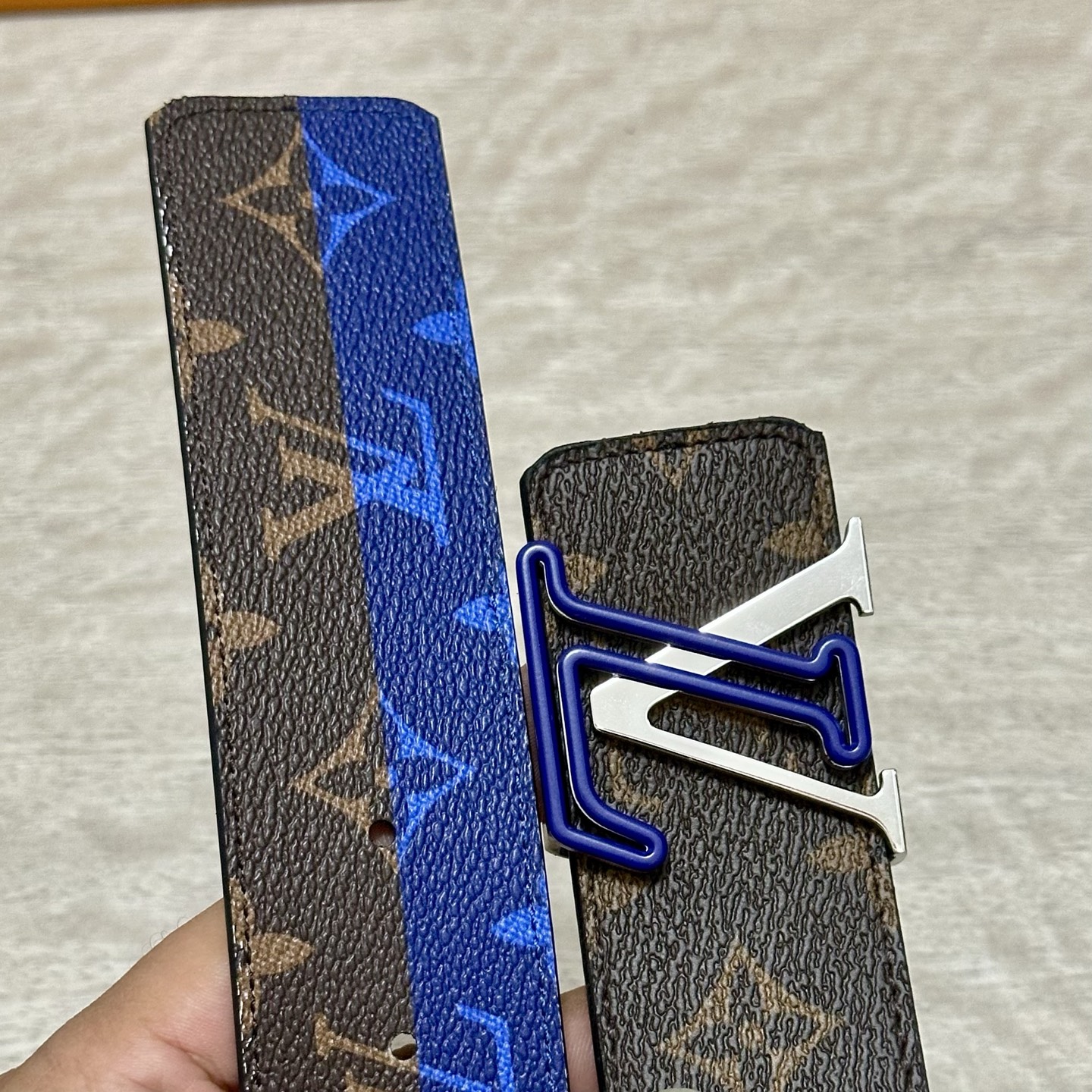 LV 宽4.0cm 双面腰带将两式经典融于一处。Monogram 印花瞩目放大，与焕新 Monogram
