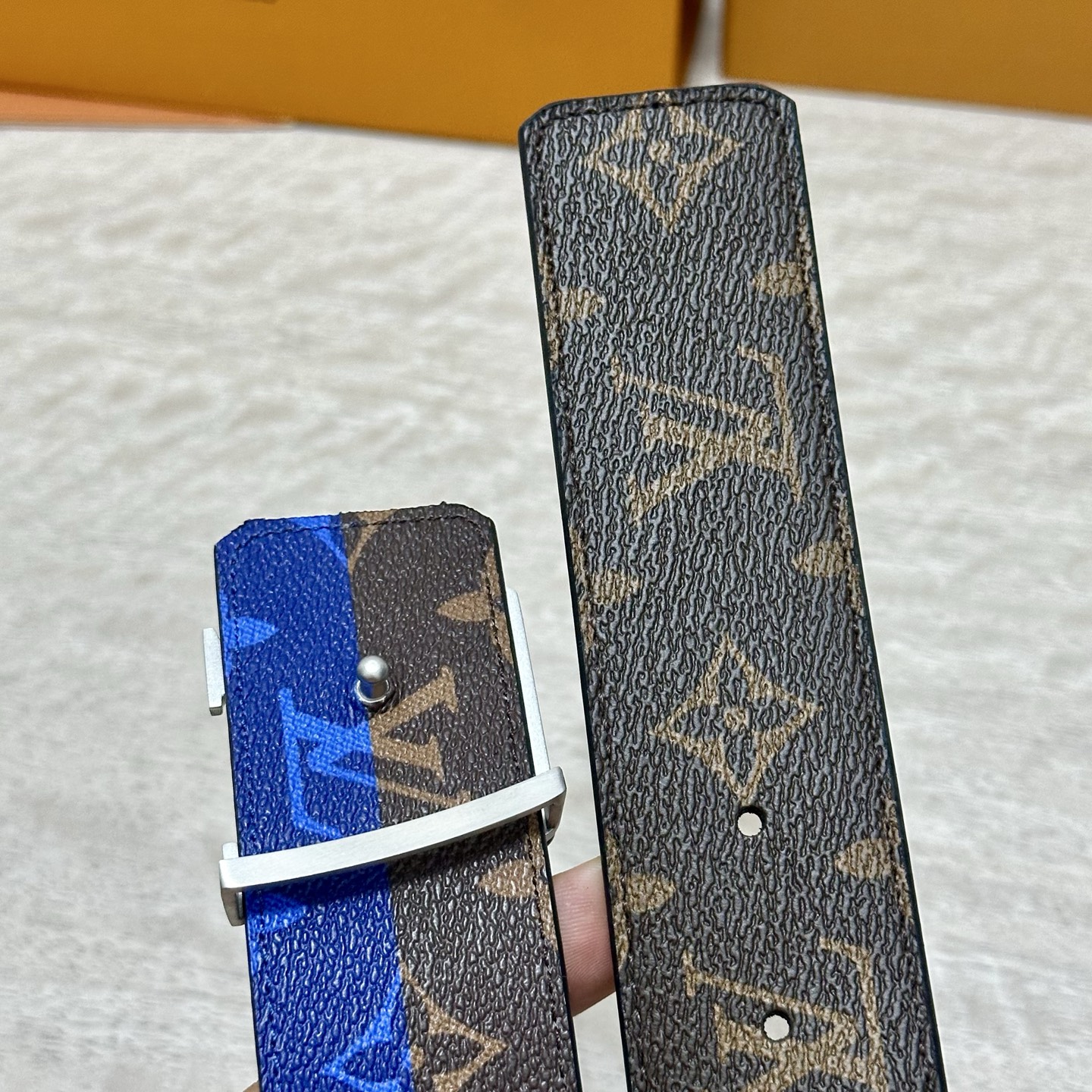 LV 宽4.0cm 双面腰带将两式经典融于一处。Monogram 印花瞩目放大，与焕新 Monogram